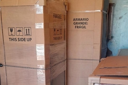 Muebles embalados dentro de camión cerrado para traslado desde San Miguel